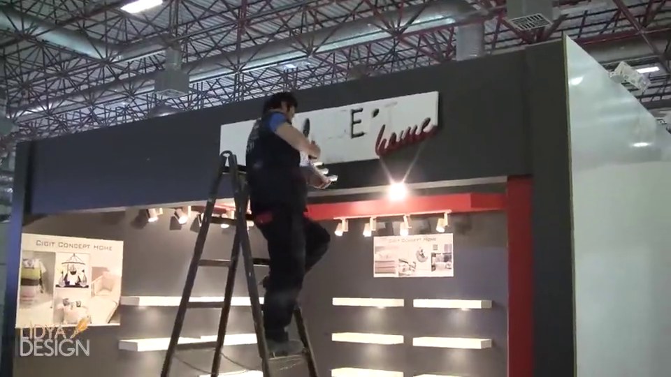 Montage einer großformatigen Grafik am Messestand