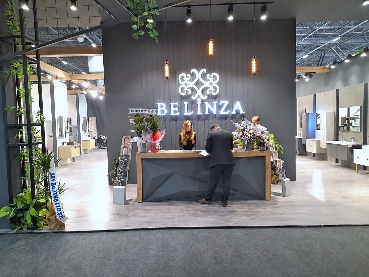 Stand d’exposition Belinza au salon UNICERA 2021 : Un bandeau sombre, des surfaces bois et un espace de réunion végétalisé donnent à l’exposition une atmosphère accueillante