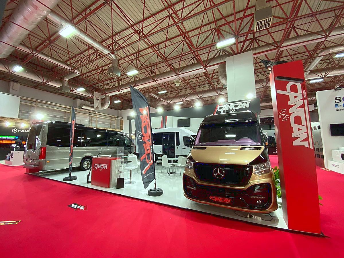 Stand d’exposition CanCan Oto au salon Busworld Turkey 2020 : Le véhicule central, les repères rouges en hauteur et la circulation généreuse font du produit le point focal naturel