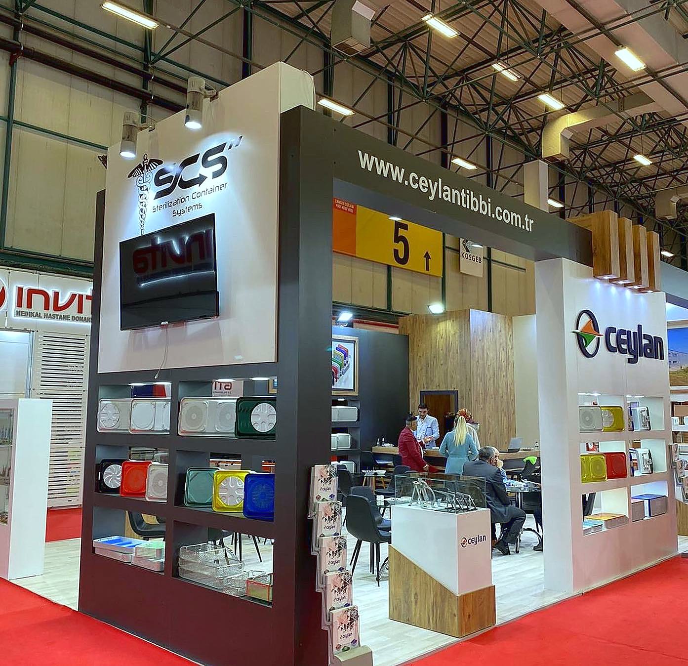 Stand d’exposition Ceylan Tıbbi au salon Expomed 2022 : Un plan ouvert compact et des présentoirs médicaux ordonnés réunissent découverte des produits et échanges rapides