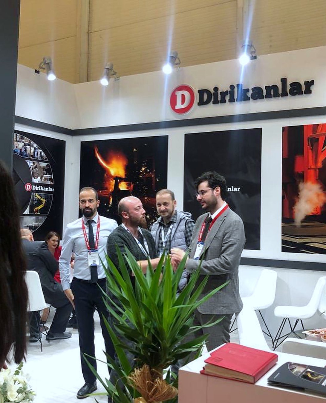 Stand d’exposition Dirikanlar au salon ANKIROS 2022 : Le contraste noir, blanc et rouge associe graphisme grand format et implantation ouverte centrée sur les produits