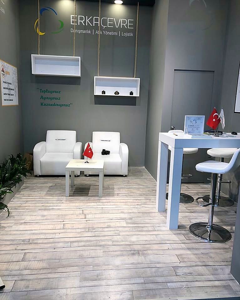 Stand d’exposition Erka Çevre au salon REW Istanbul 2019 : Surfaces blanches et bois, présentation ouverte et assises compactes structurent le contenu technique avec sobriété