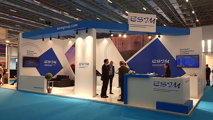 Stand d’exposition ESİM au salon Eurasia Rail 2019 : Une structure haute angulaire bleue et blanche, une façade ouverte et un accueil net donnent à la marque une présence dynamique