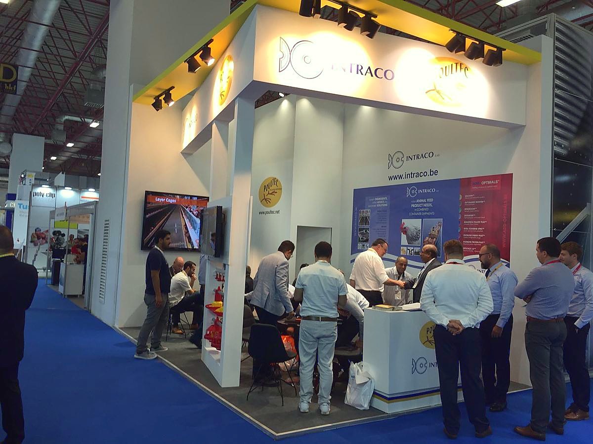 Stand d’exposition Intraco au salon VIV Turkey 2019 : Des graphismes vifs, un accueil compact et un espace de réunion ouvert rendent le message produit immédiatement lisible
