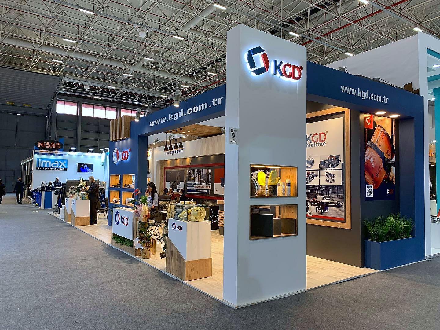 Stand d’exposition KGD au salon ALUEXPO 2022 : Un stand ALUEXPO qui transpose une identité bleu-blanc en perspectives ouvertes, présentation produit et espaces de réunion