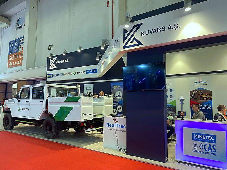 Kuvars / Kovatera exhibition stand at Maden Türkiye 2022, completed view 2