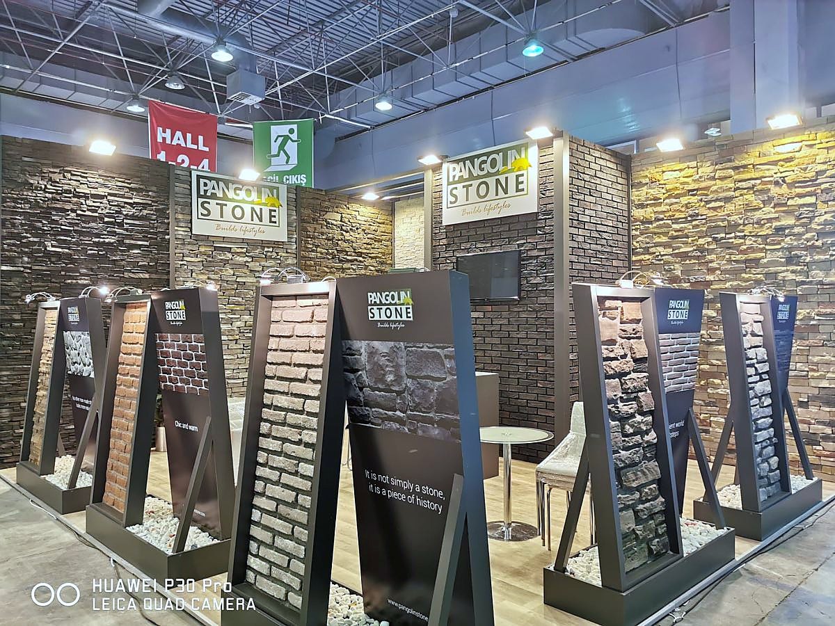 Stand d’exposition Pangolin Stone au salon UNICERA 2020 : Textures de pierre et panneaux d’échantillons composent une galerie ouverte propice à la comparaison des matériaux
