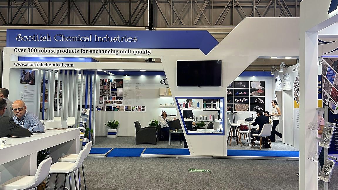 Stand d’exposition Scottish Chemical Industries au salon ALUEXPO 2023 : Une structure linéaire blanche et bleue, une façade ouverte et une implantation centrée sur les équipements préservent les perspectives