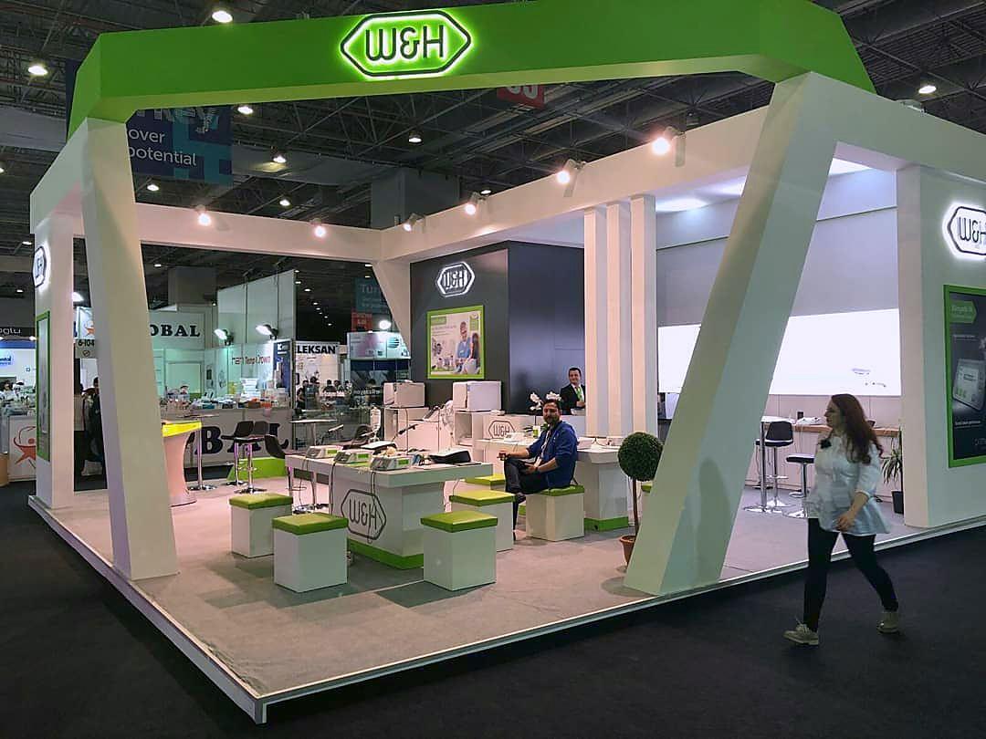 W&H exhibition stand at IDEX Istanbul 2018: An IDEX stand bringing together white architecture, vivid green brand accents and accessible product displays